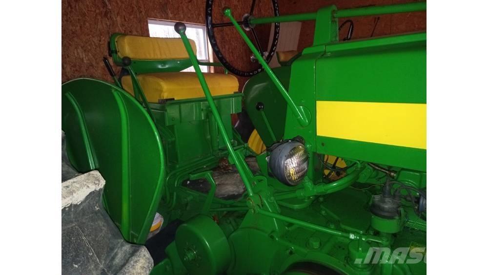 John Deere 620 الجرارات