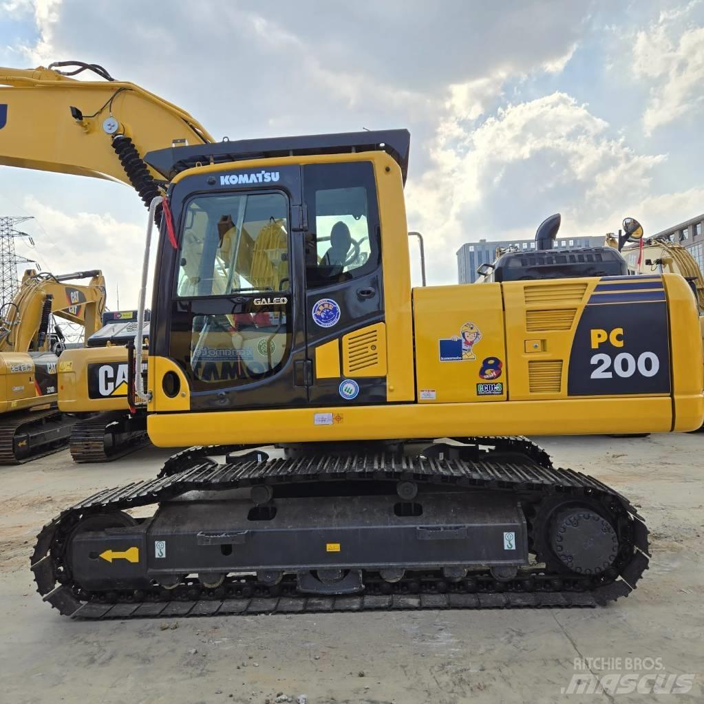 Komatsu PC 200-8 حفارات زحافة