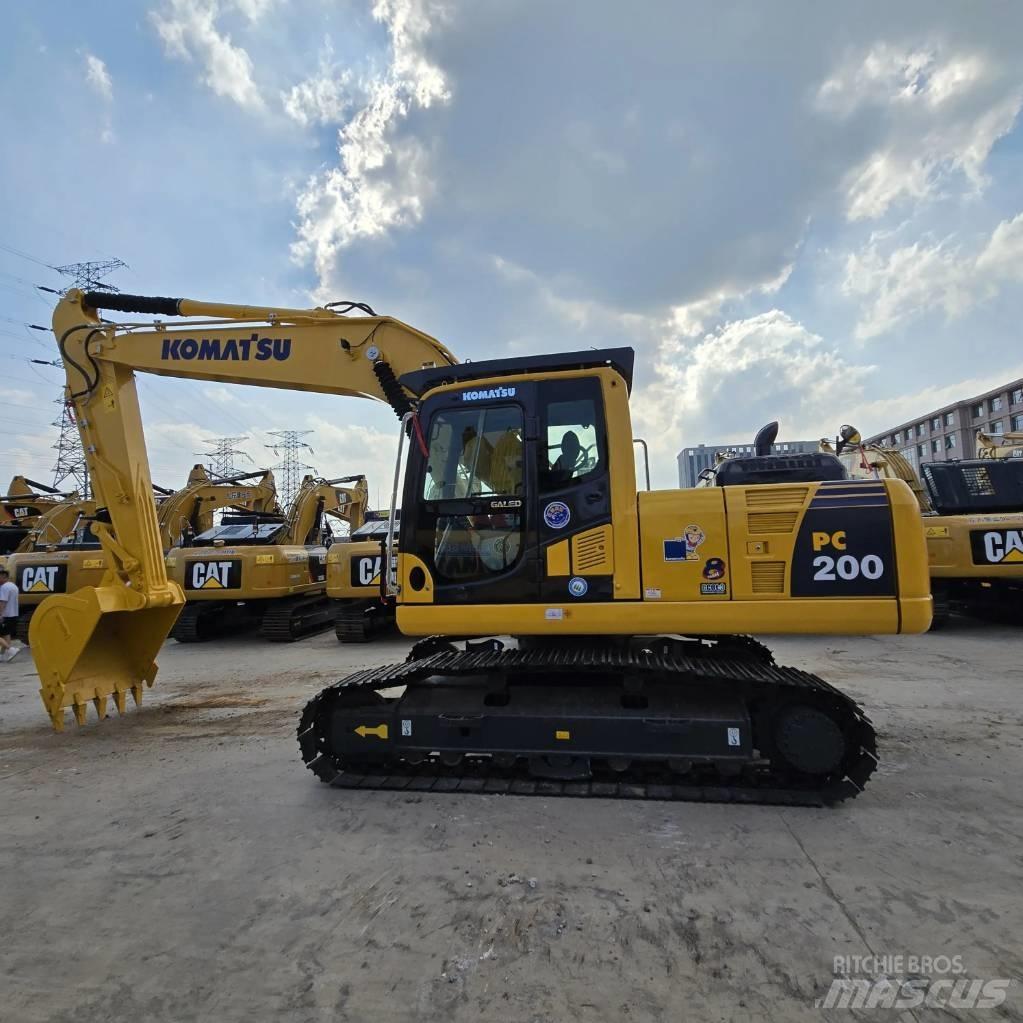 Komatsu PC 200-8 حفارات زحافة