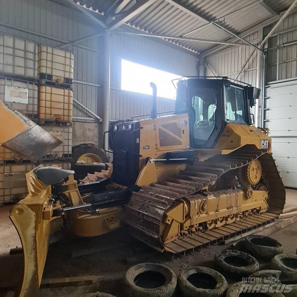 CAT D 5 LGP بلدوزرات مجنزرة