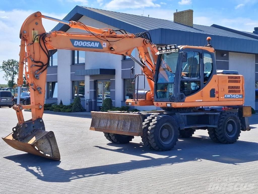 Doosan DX 140 W-3 حفارات بعجل