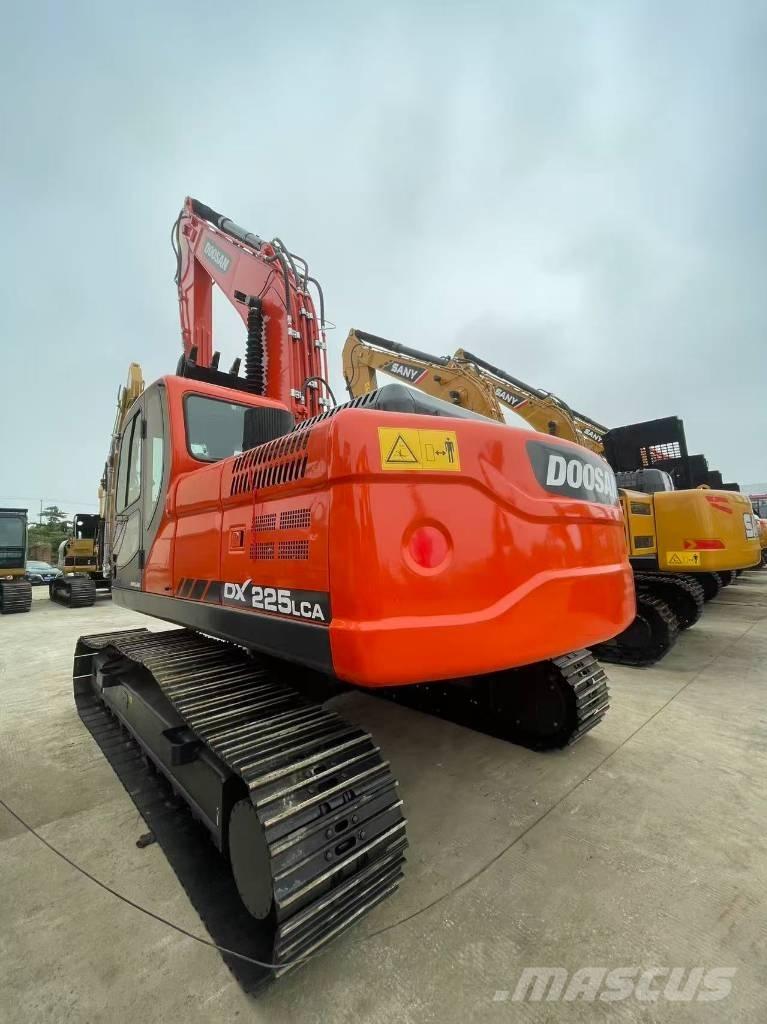 Doosan DX 225 LC حفارات زحافة
