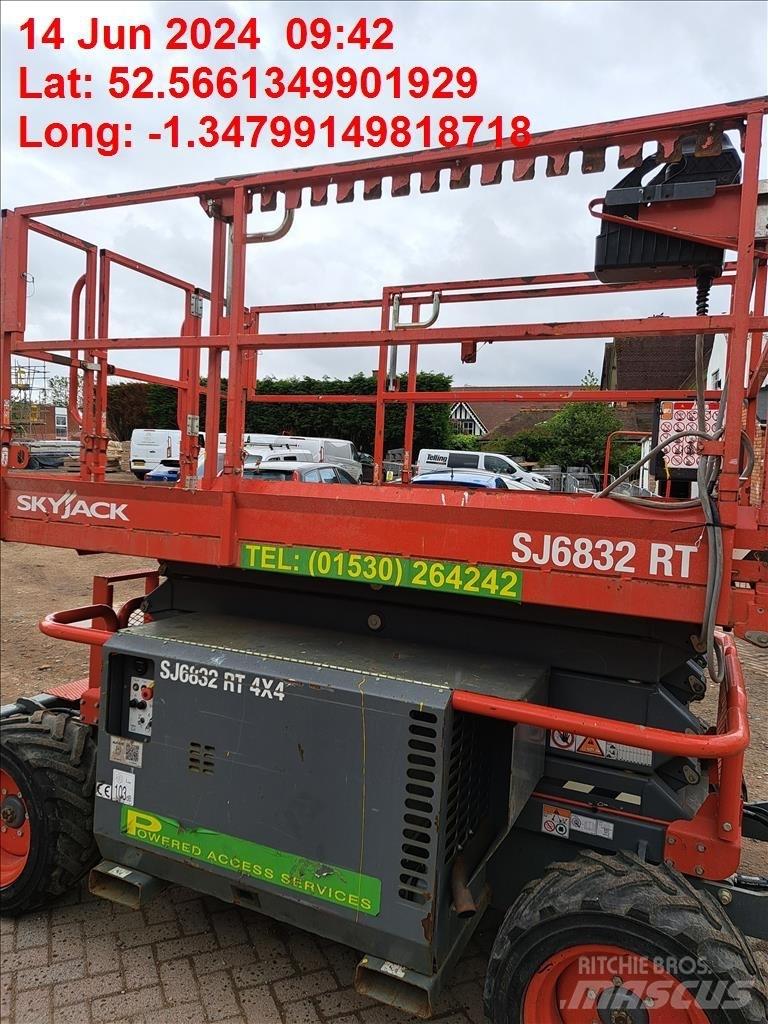 SkyJack SJ 6832 RT رافعات مقصية الشكل