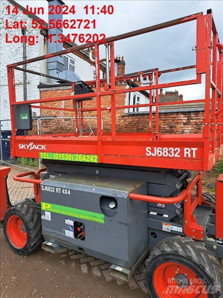 SkyJack SJ 6832 RT رافعات مقصية الشكل