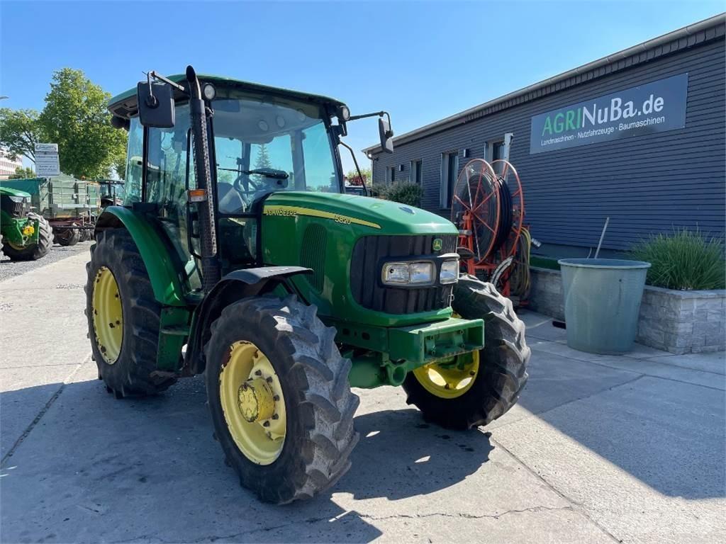 John Deere 5820 الجرارات