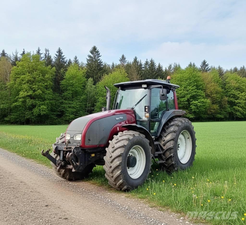 Valtra T 170 الجرارات