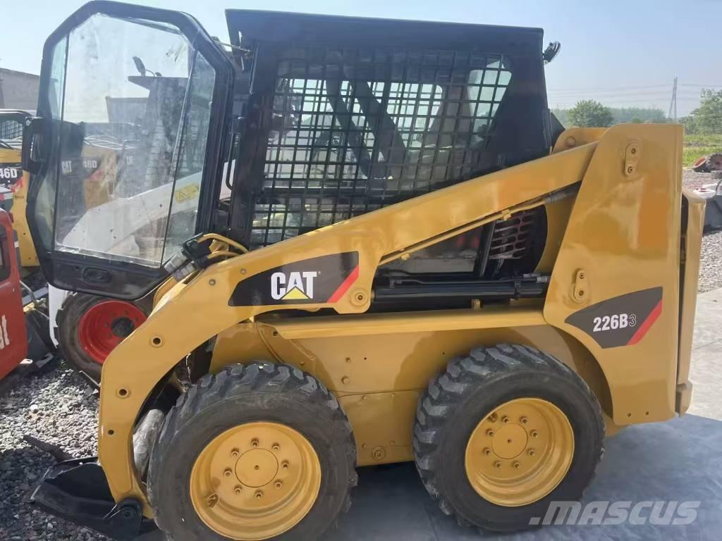 CAT 226 B 3 لوادر انزلاقية التوجيه