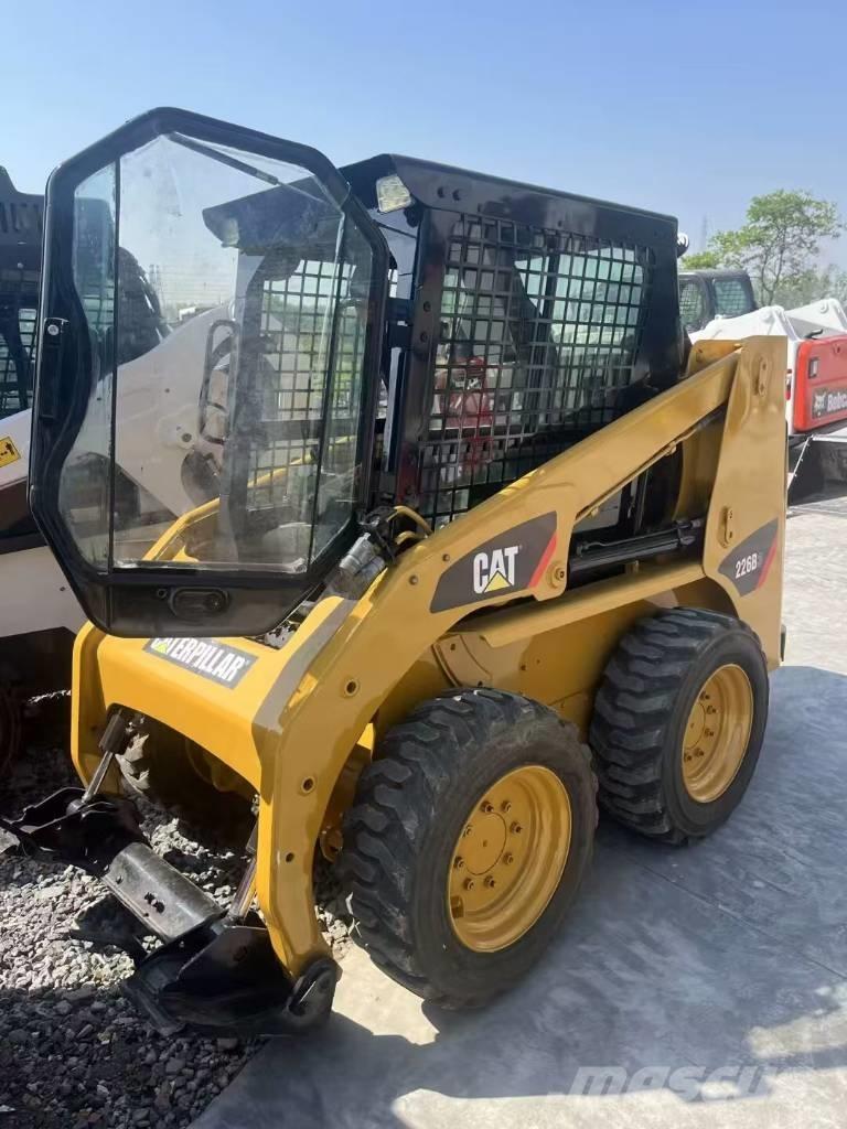 CAT 226 B 3 لوادر انزلاقية التوجيه