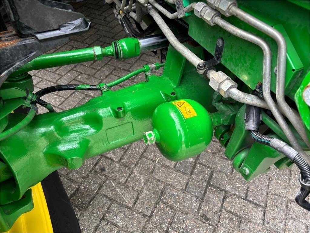 John Deere 6215R الجرارات