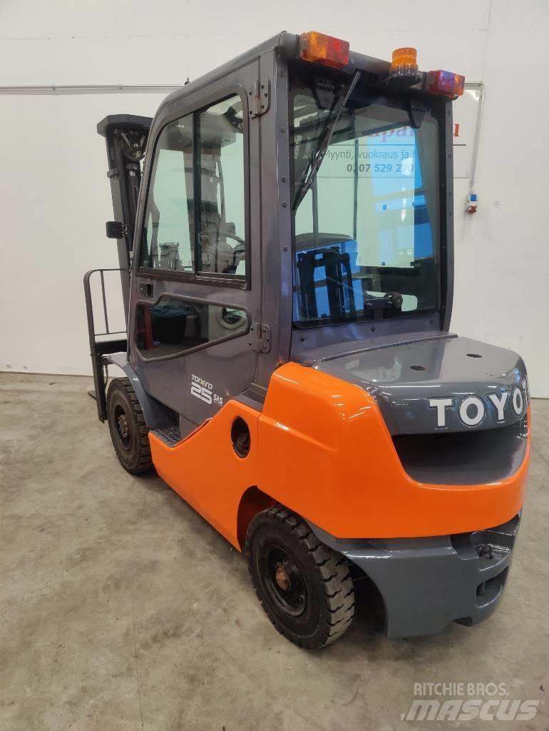 Toyota 02-8 FDF25 شاحنات الديزل