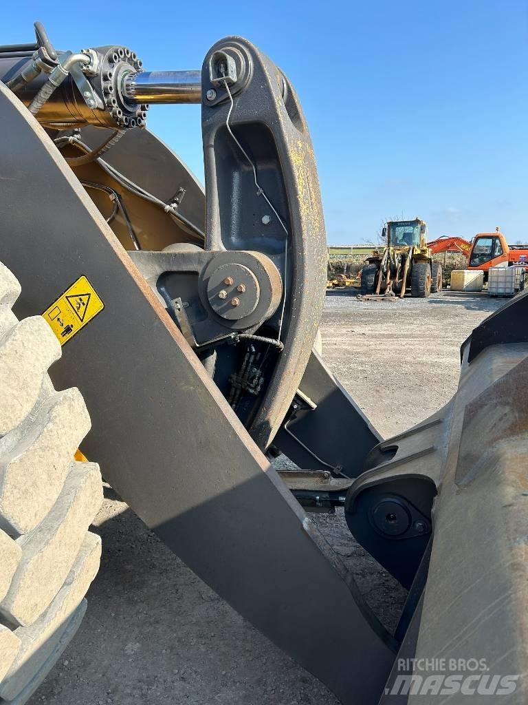 Volvo L 260 H لوادر بعجل