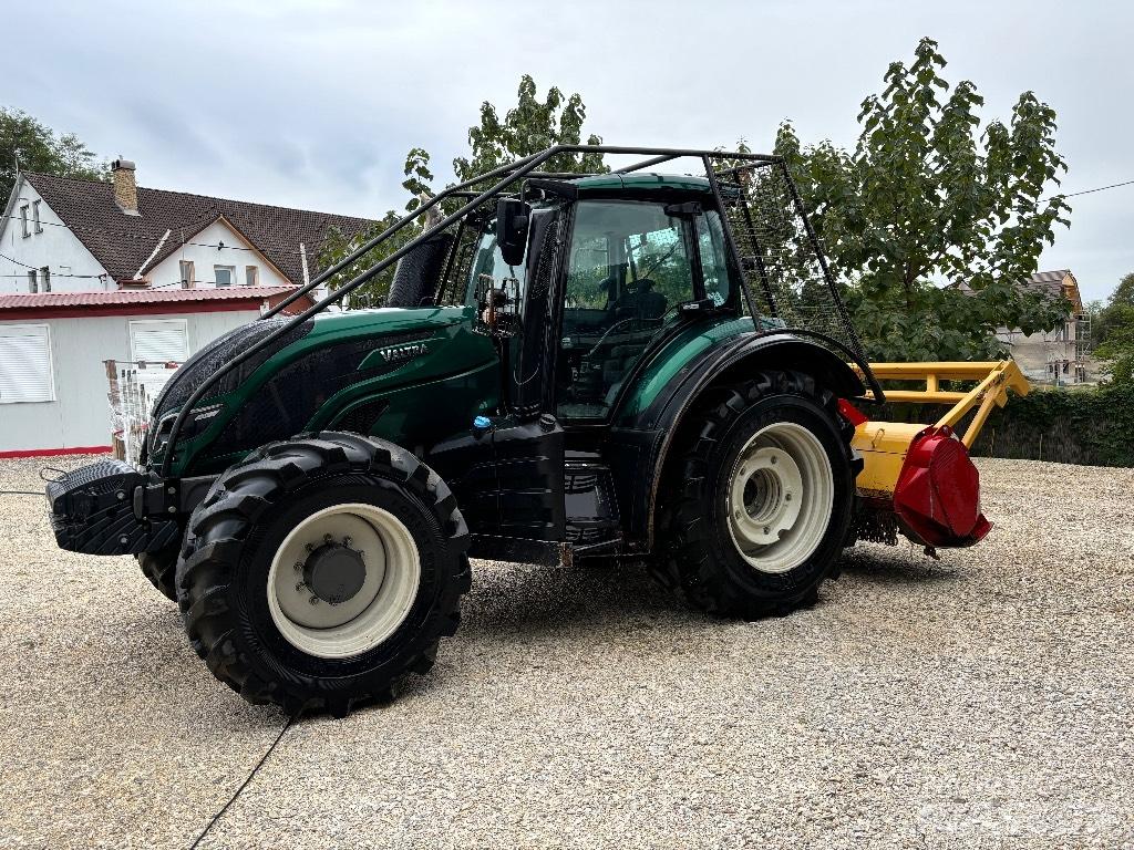 Valtra T 174 الجرارات