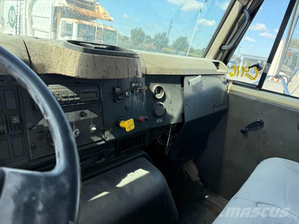 International 2574 شاحنات المخلفات