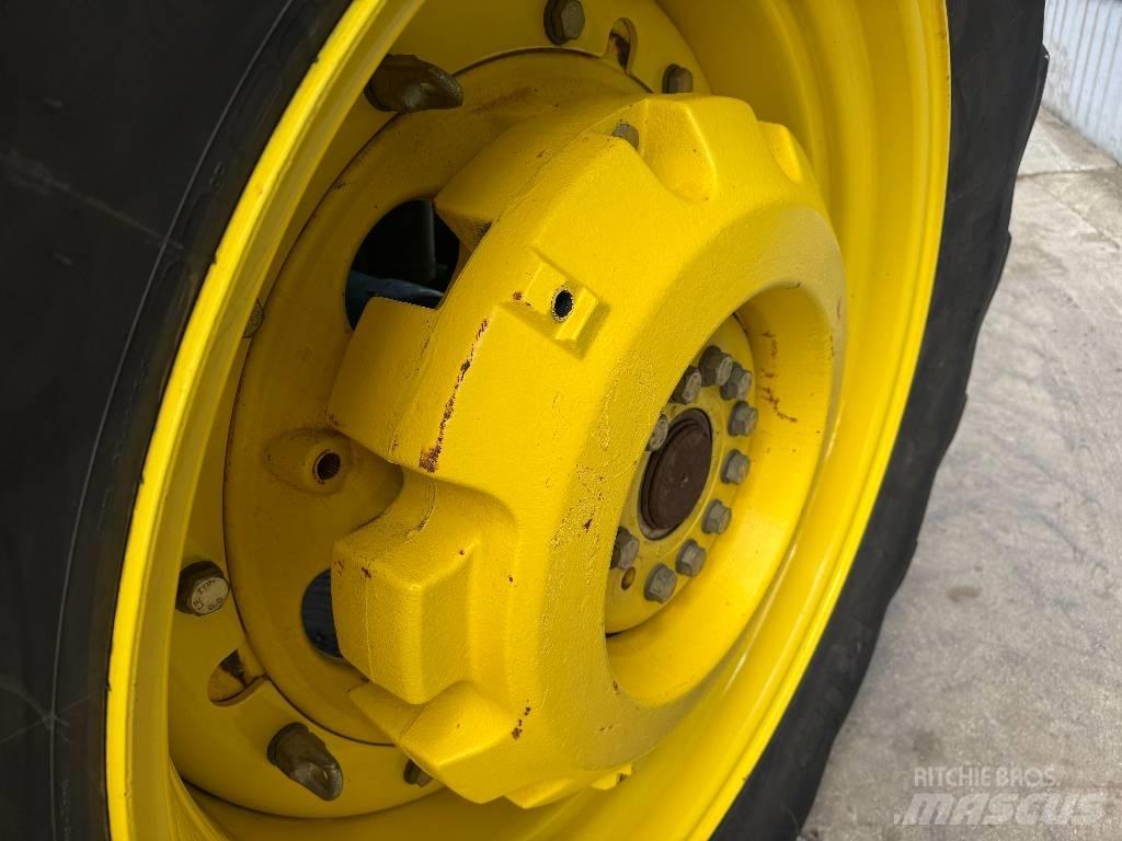 John Deere 8420 الجرارات