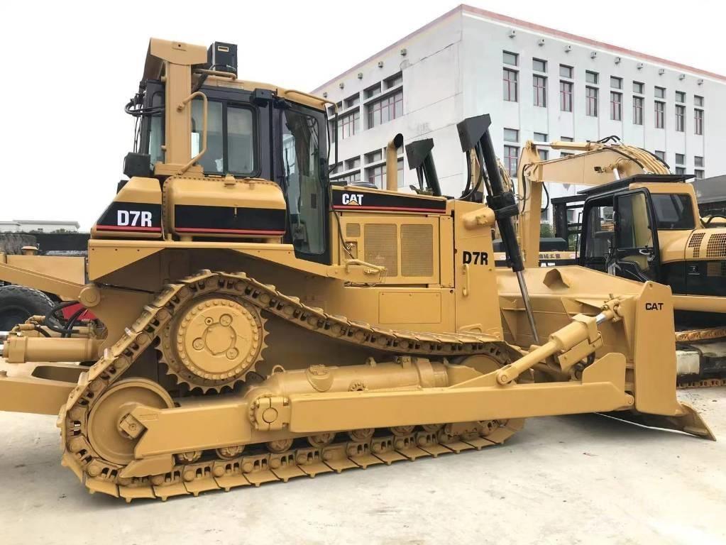 CAT D 7 R بلدوزرات مجنزرة