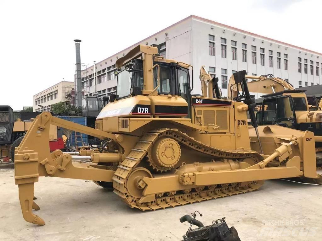 CAT D 7 R بلدوزرات مجنزرة