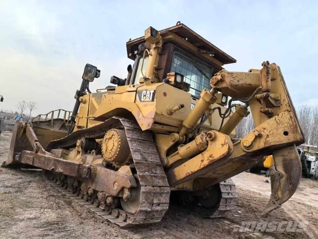 CAT D 8 T بلدوزرات مجنزرة