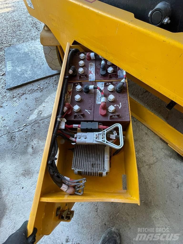 JCB S 2032 E رافعات مقصية الشكل