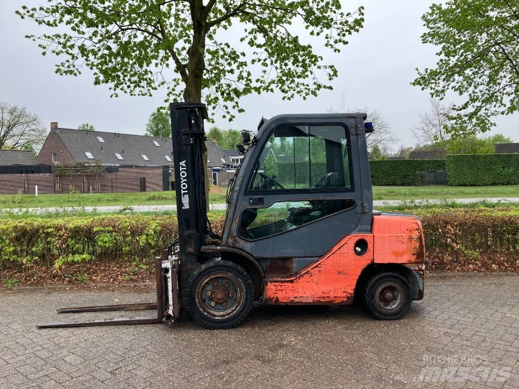 Toyota 02-8 FDF 30 شاحنات الديزل