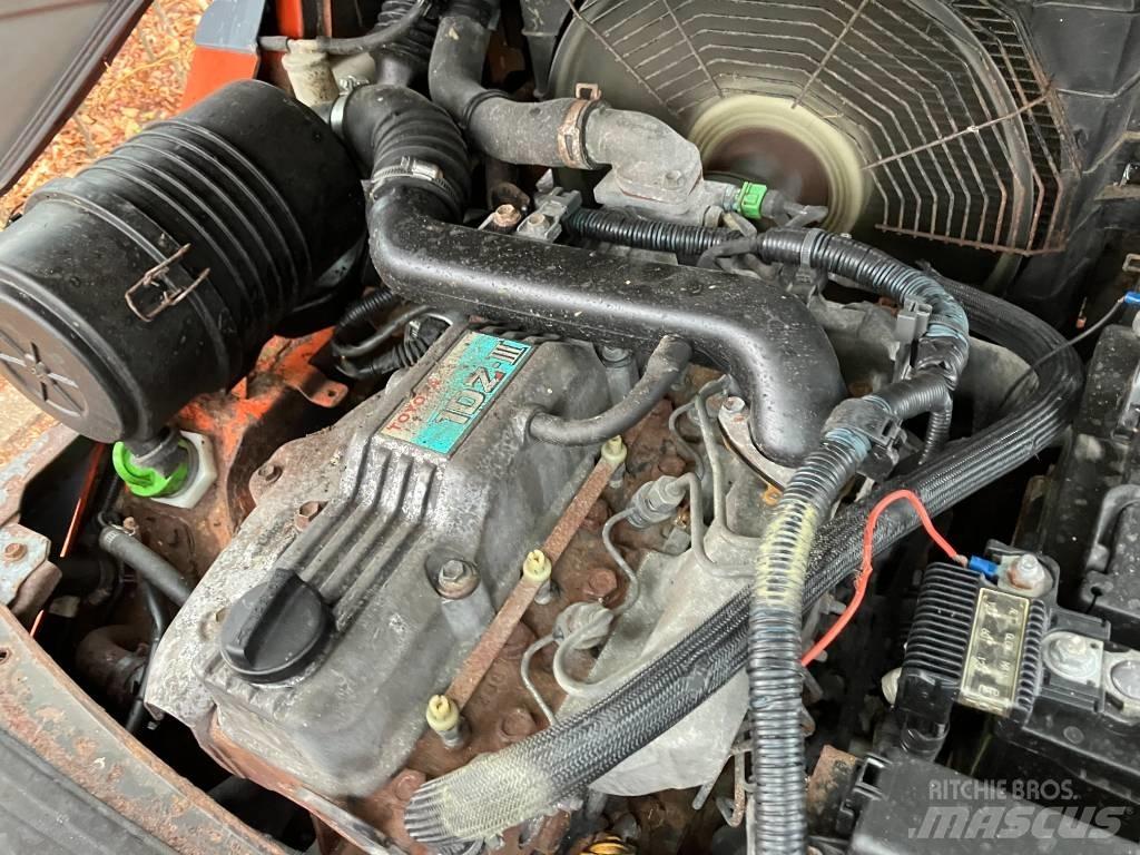 Toyota 02-8 FDF 30 شاحنات الديزل