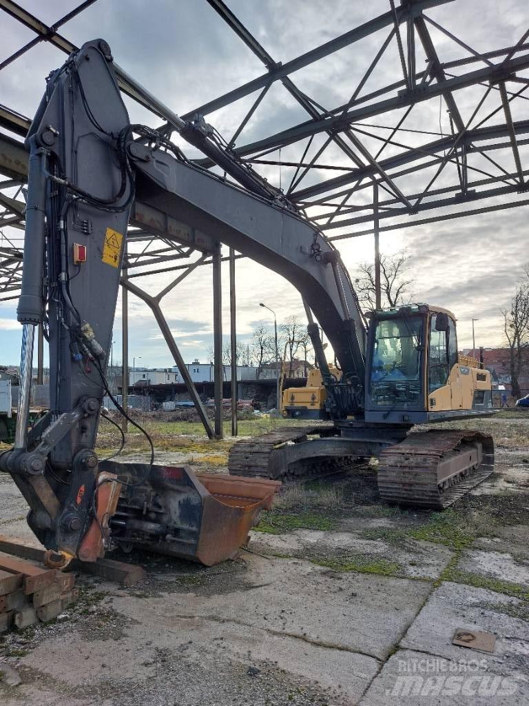 Volvo EC 250 D L حفارات زحافة