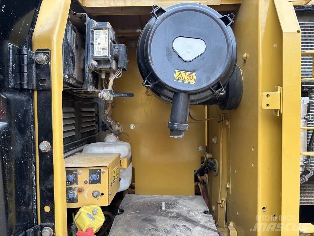 CAT 320D حفارات زحافة