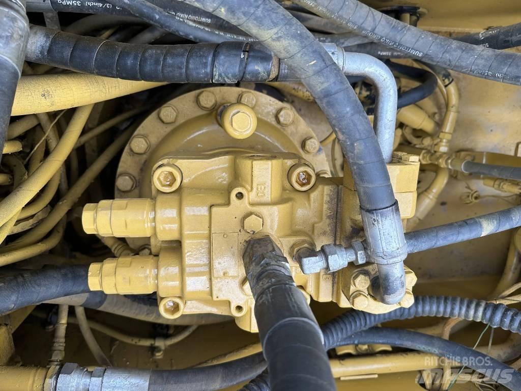CAT 320D حفارات زحافة