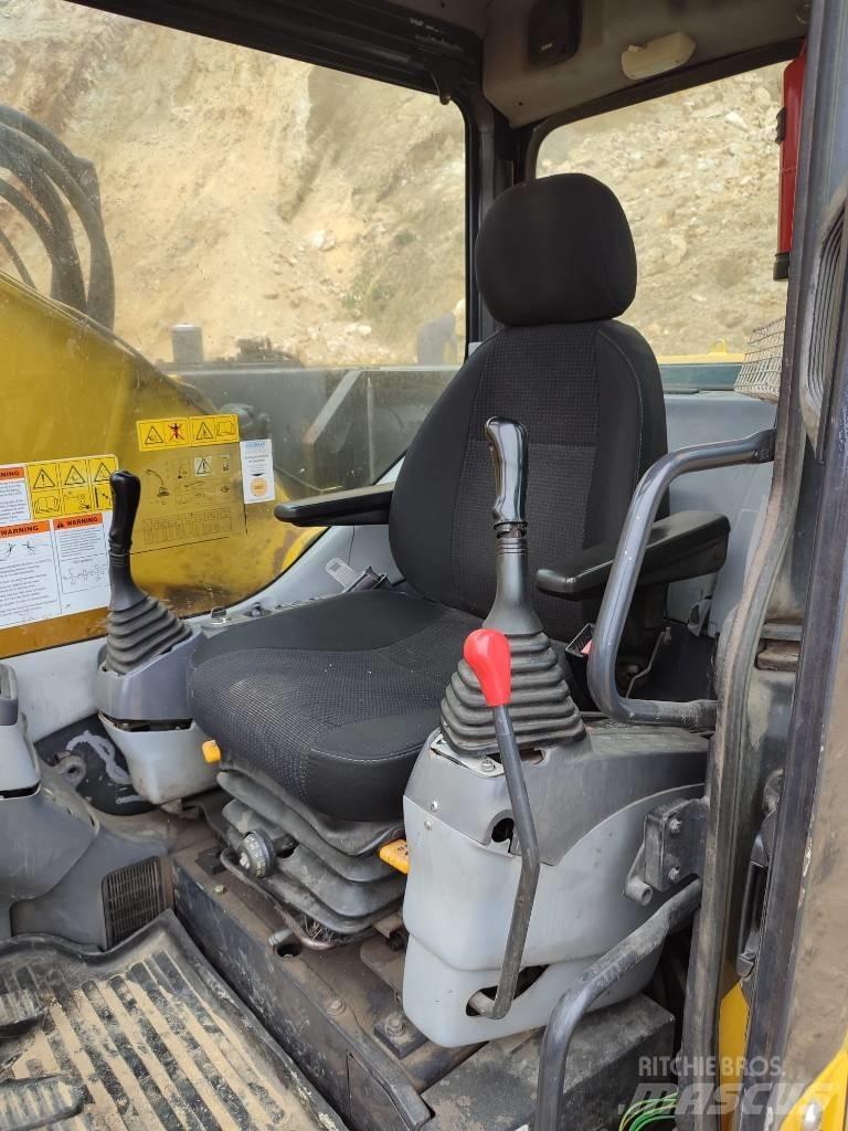 Komatsu PC 228 LC-3 حفارات زحافة