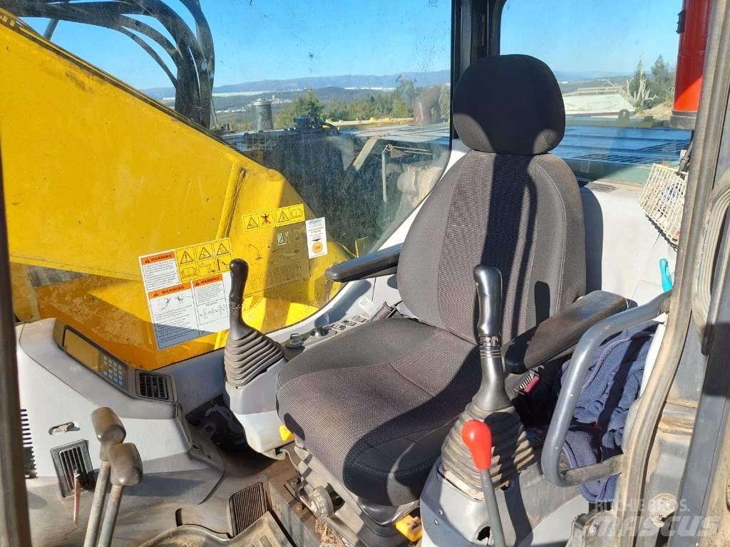 Komatsu PC 228 LC-3 حفارات زحافة