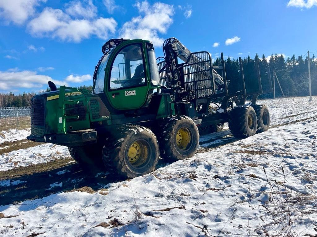 John Deere 1110 E شاحنات