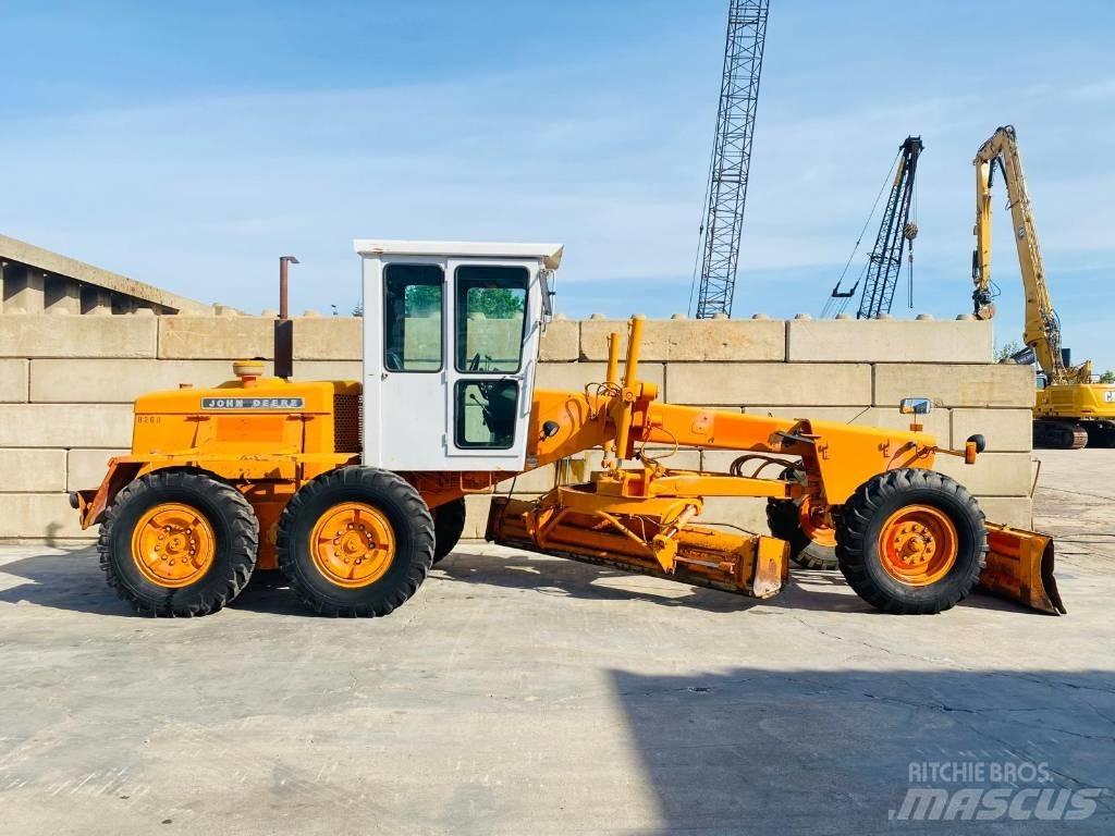 John Deere 570 A معدات تمهيد الطرق