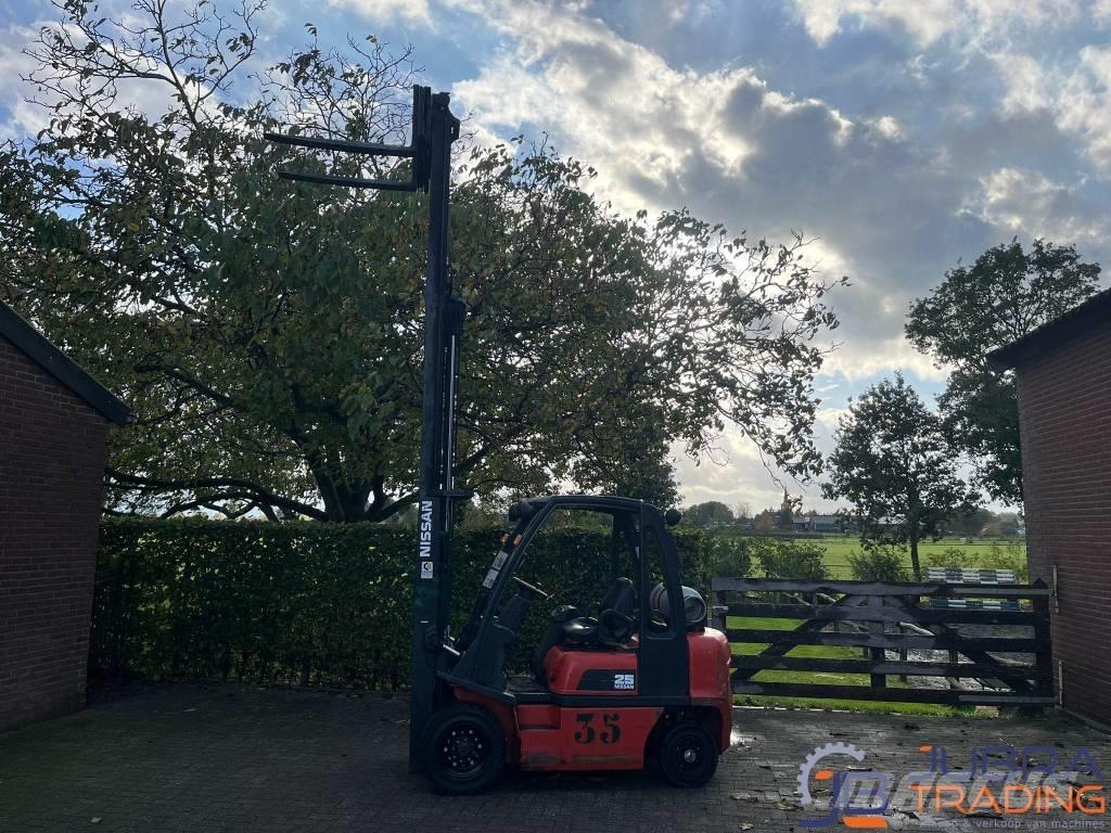 Nissan UD02A25PQ شاحنات LPG