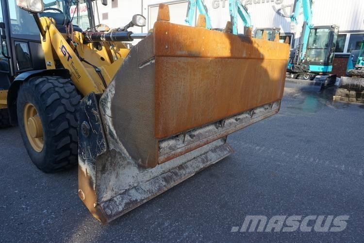 CAT 906 M لوادر بعجل