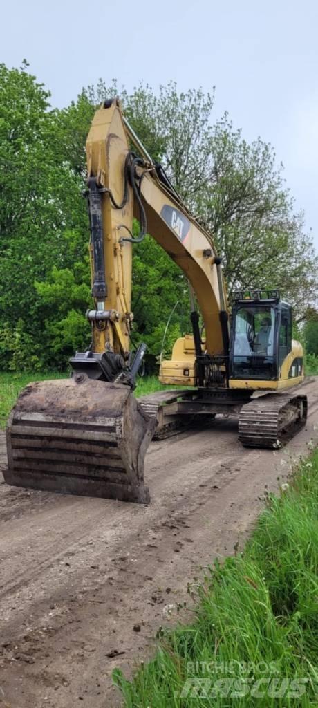 CAT 320 حفارات زحافة