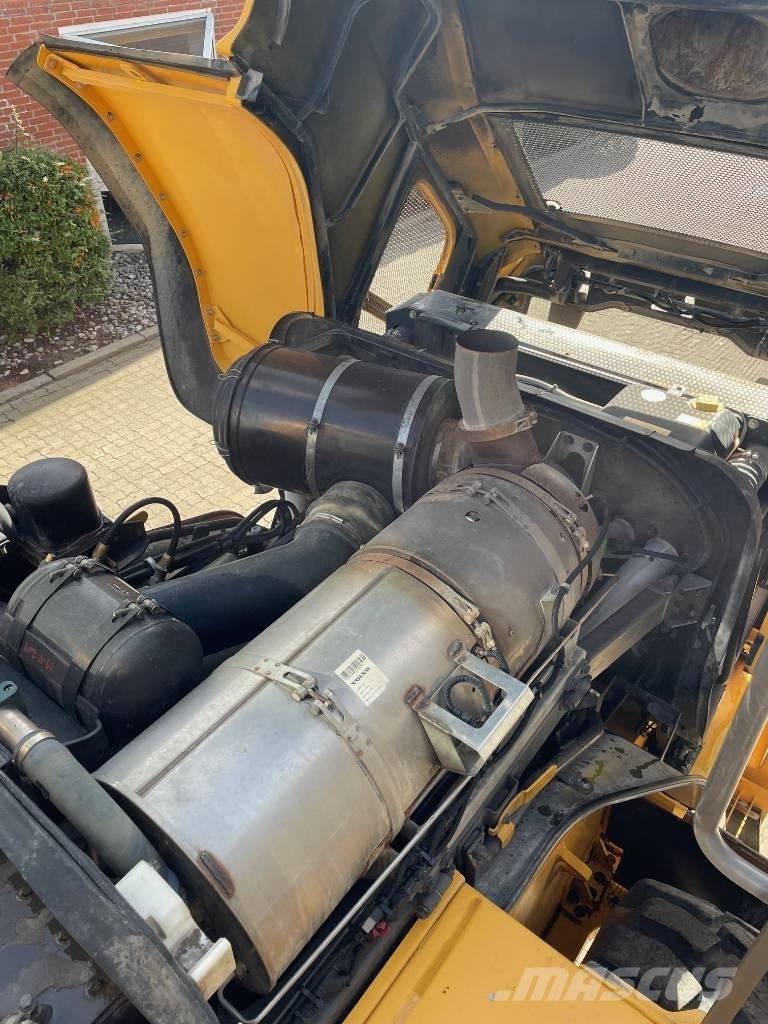 Volvo L220G لوادر بعجل