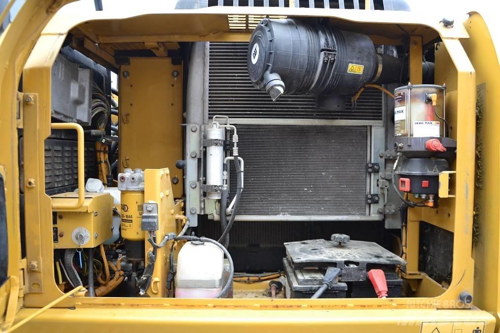 CAT 319 D L حفارات زحافة