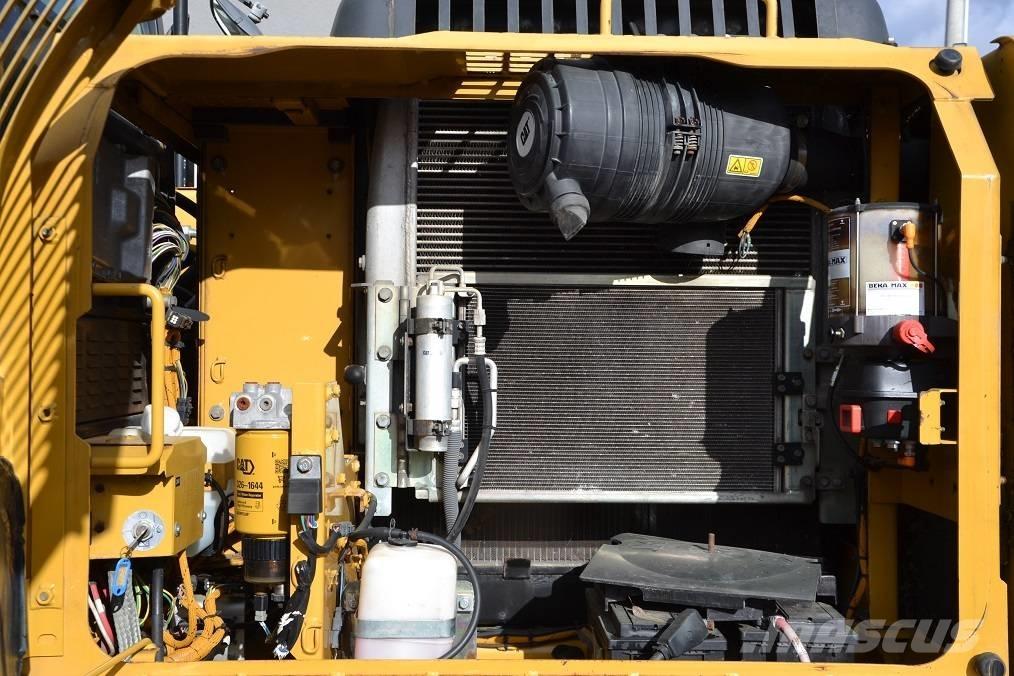 CAT 319 D L حفارات زحافة