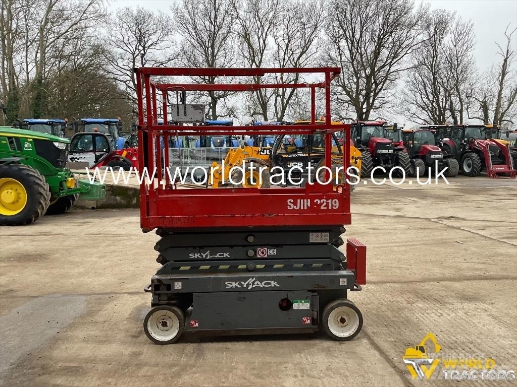 SkyJack SJ III 3219 رافعات مقصية الشكل