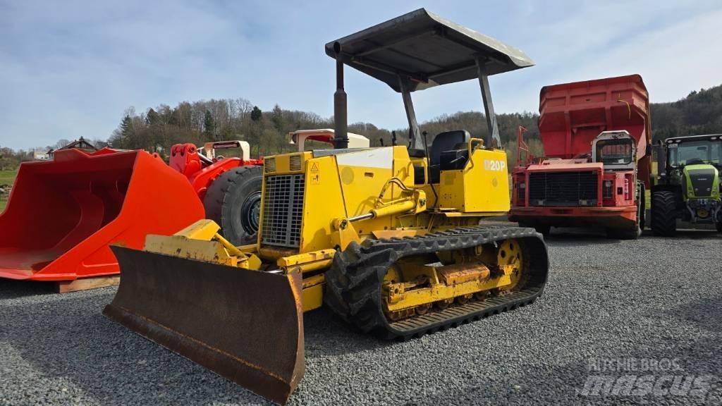 Komatsu D20P-7 بلدوزرات مجنزرة