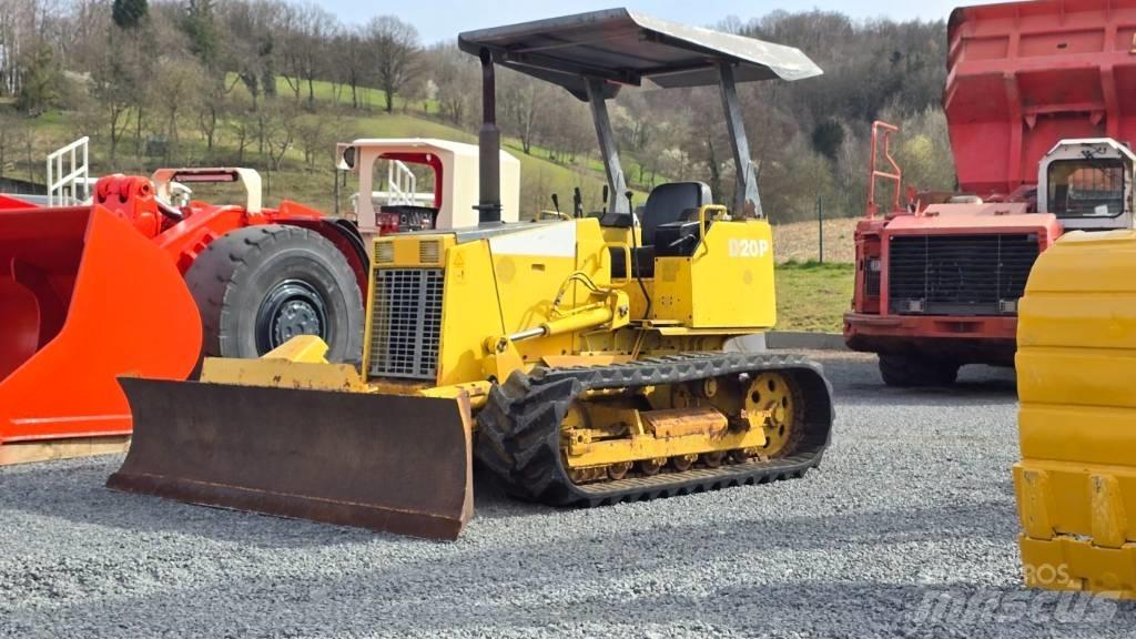 Komatsu D20P-7 بلدوزرات مجنزرة