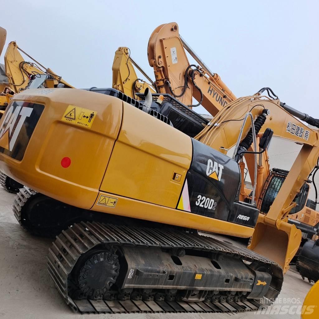CAT 320 D حفارات زحافة
