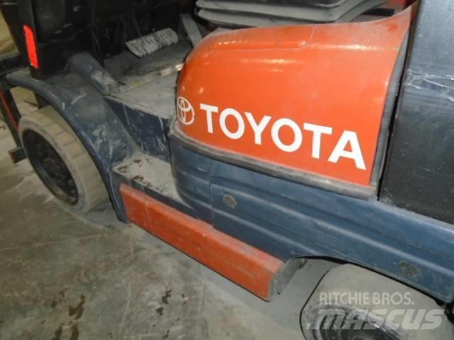 Toyota 52-6 FG U 30 شاحنات الطرق الوعرة