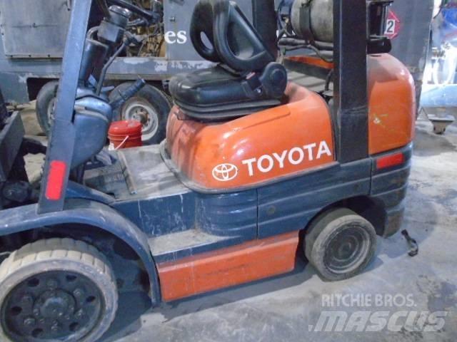 Toyota 52-6 FG U 30 شاحنات الطرق الوعرة