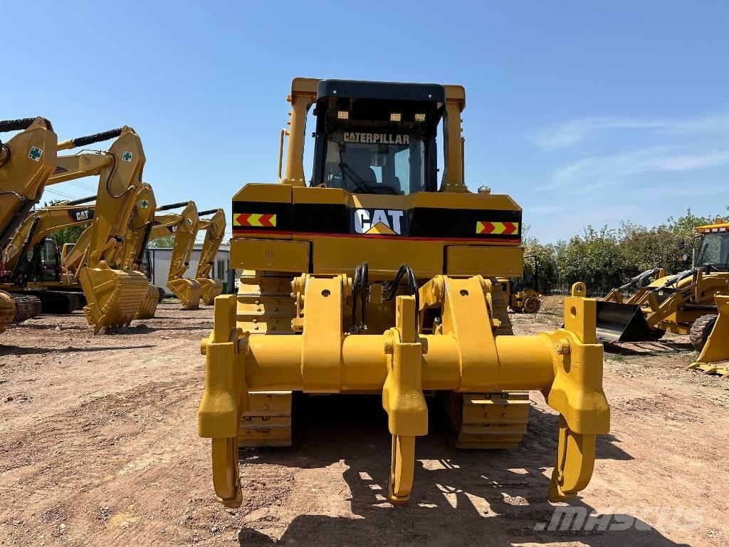 CAT D 8 R بلدوزرات مجنزرة