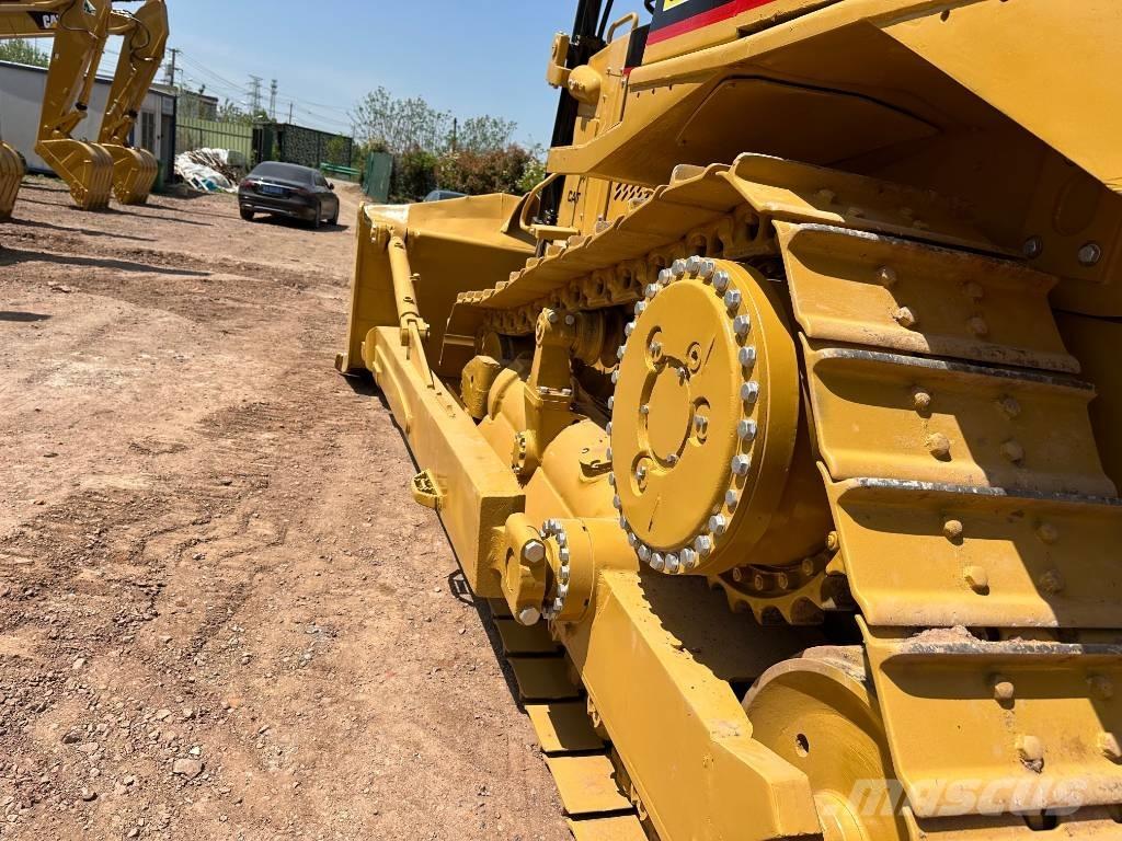 CAT D 8 R بلدوزرات مجنزرة