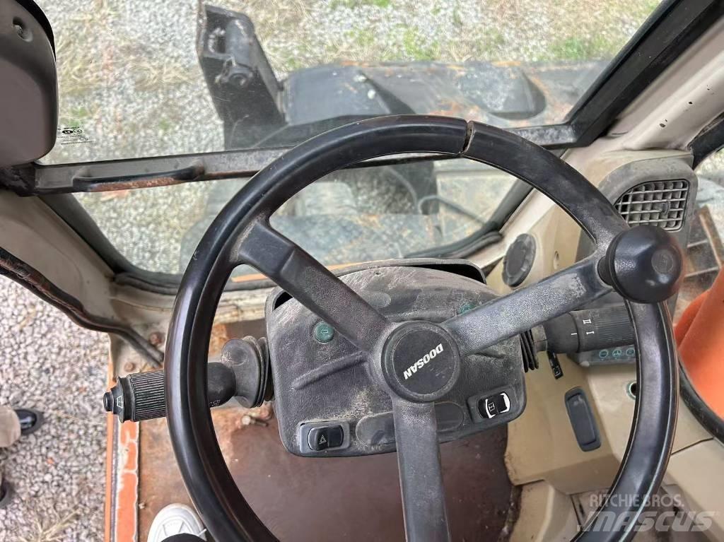 Doosan DH 210 W حفارات بعجل