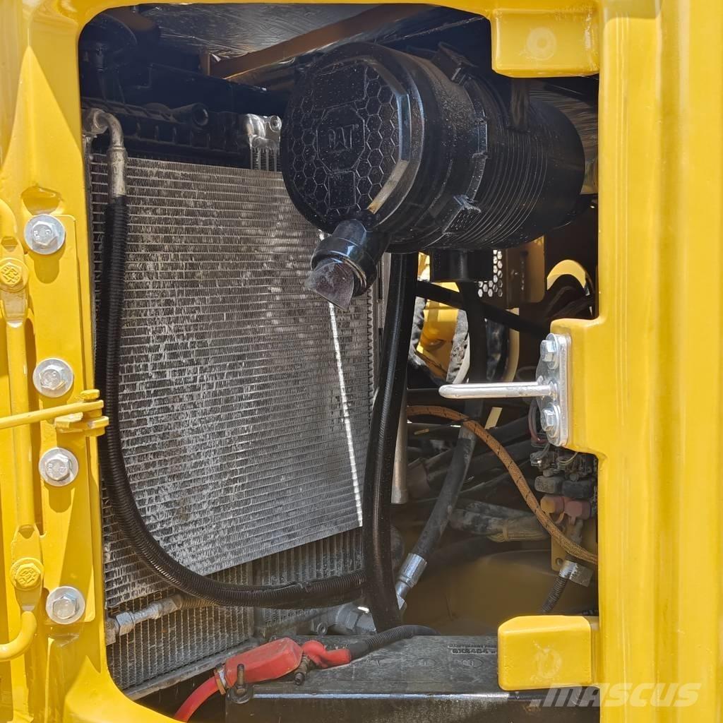 CAT 310 حفارات زحافة