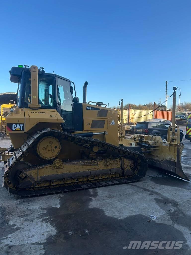 CAT D 6 N LGP بلدوزرات مجنزرة