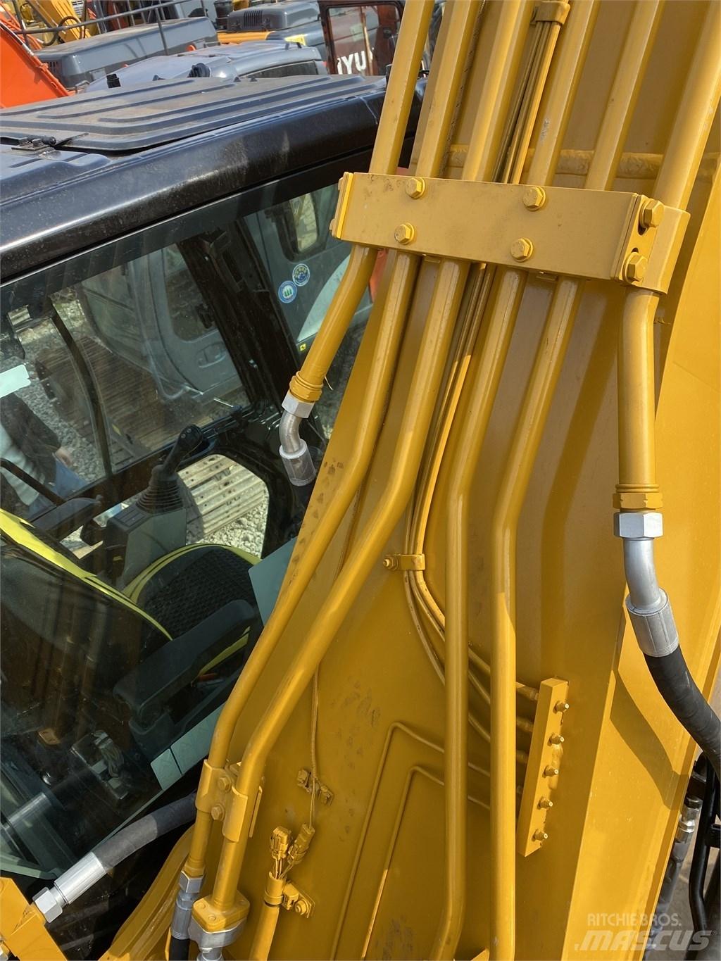 CAT 320 حفارات زحافة