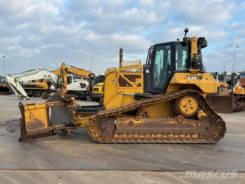 CAT D6N LGP بلدوزرات مجنزرة